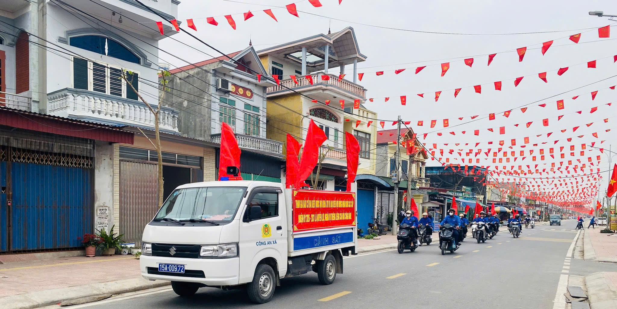 Công an xã Vĩnh Thịnh tổ chức ra quân tuyên truyền lưu động phục vụ công tác bầu cử